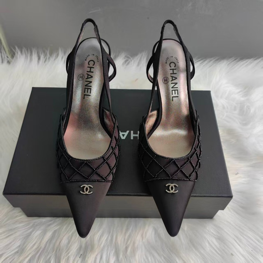S112103 CHANEL POINTED TOE HEELS