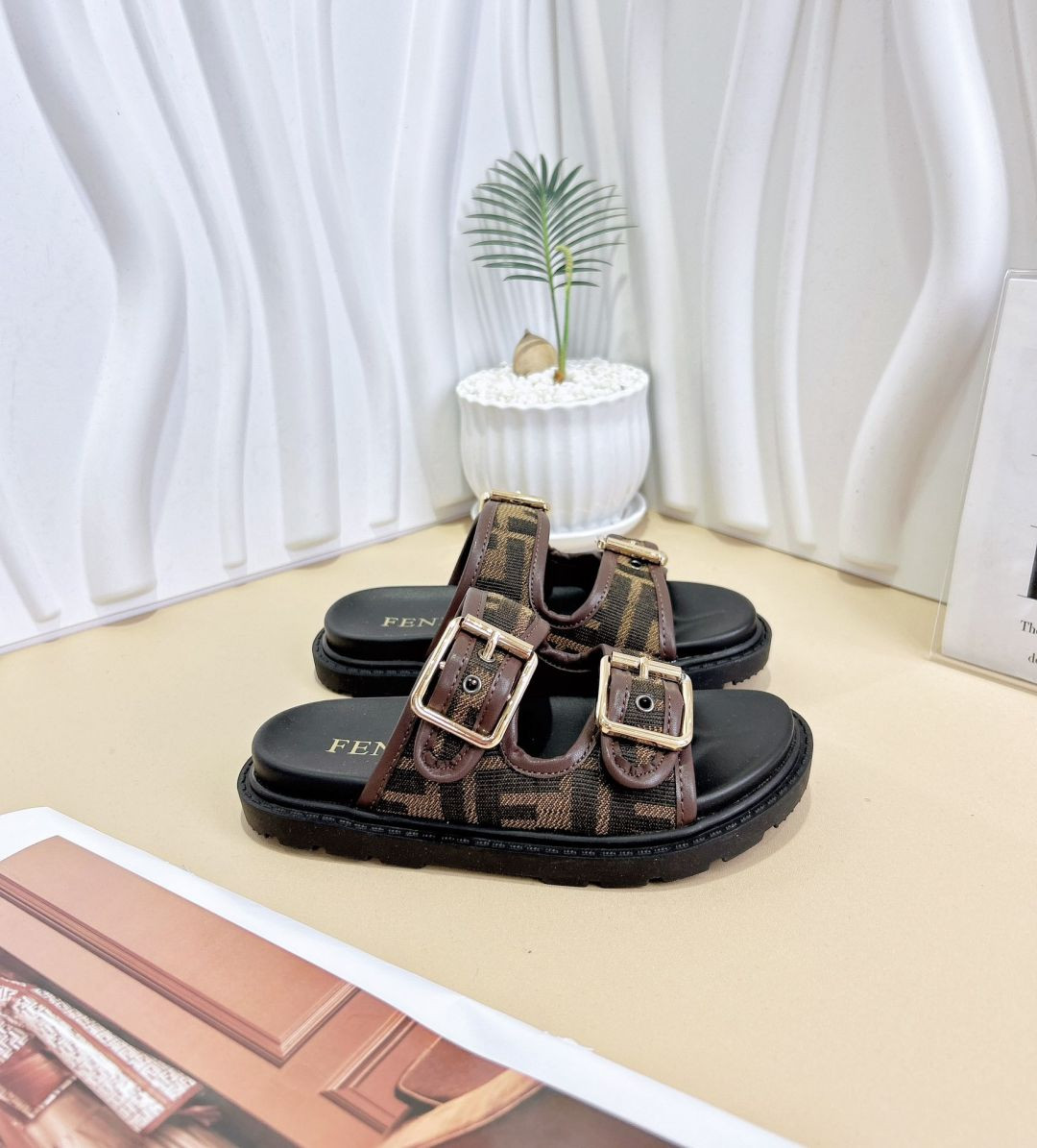 S125171 Fendi Kid Slippers