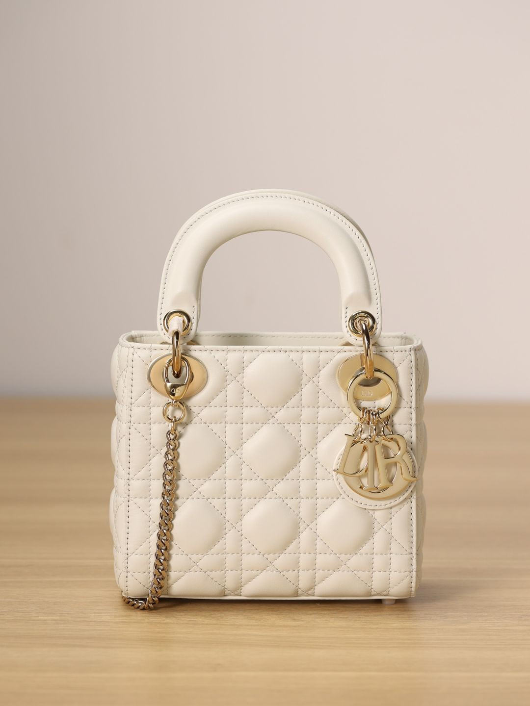S124713 WHITE/GOLD LADY DIOR 17CM