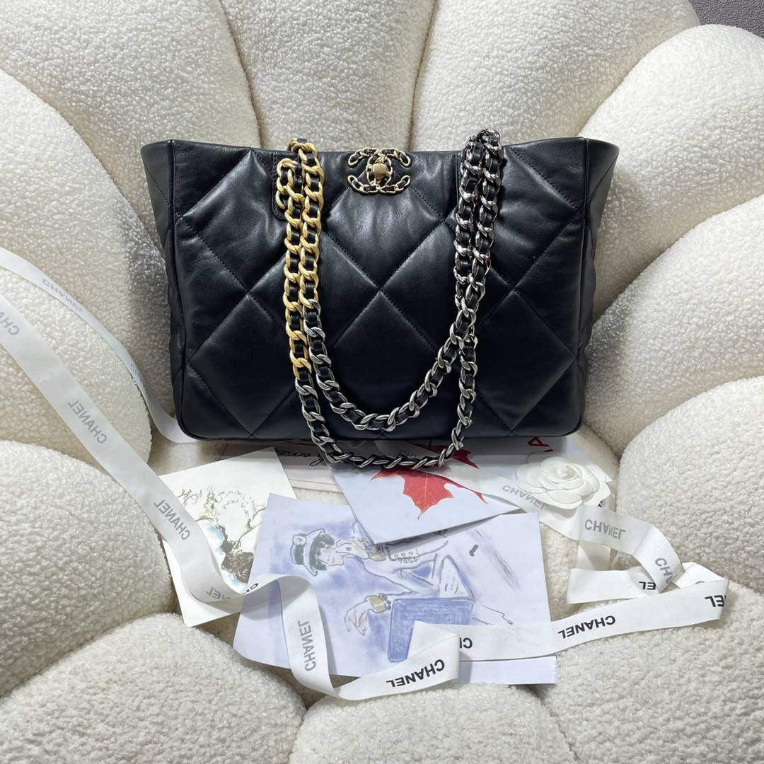 A01112 BLACK CHANEL BAG 24CM