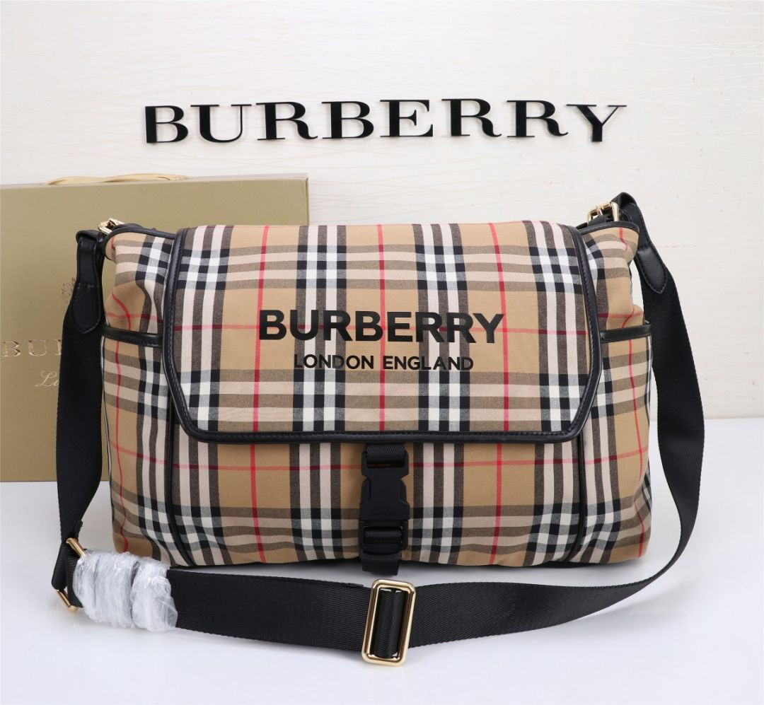 1021 Burberry vintage Mommy Bag