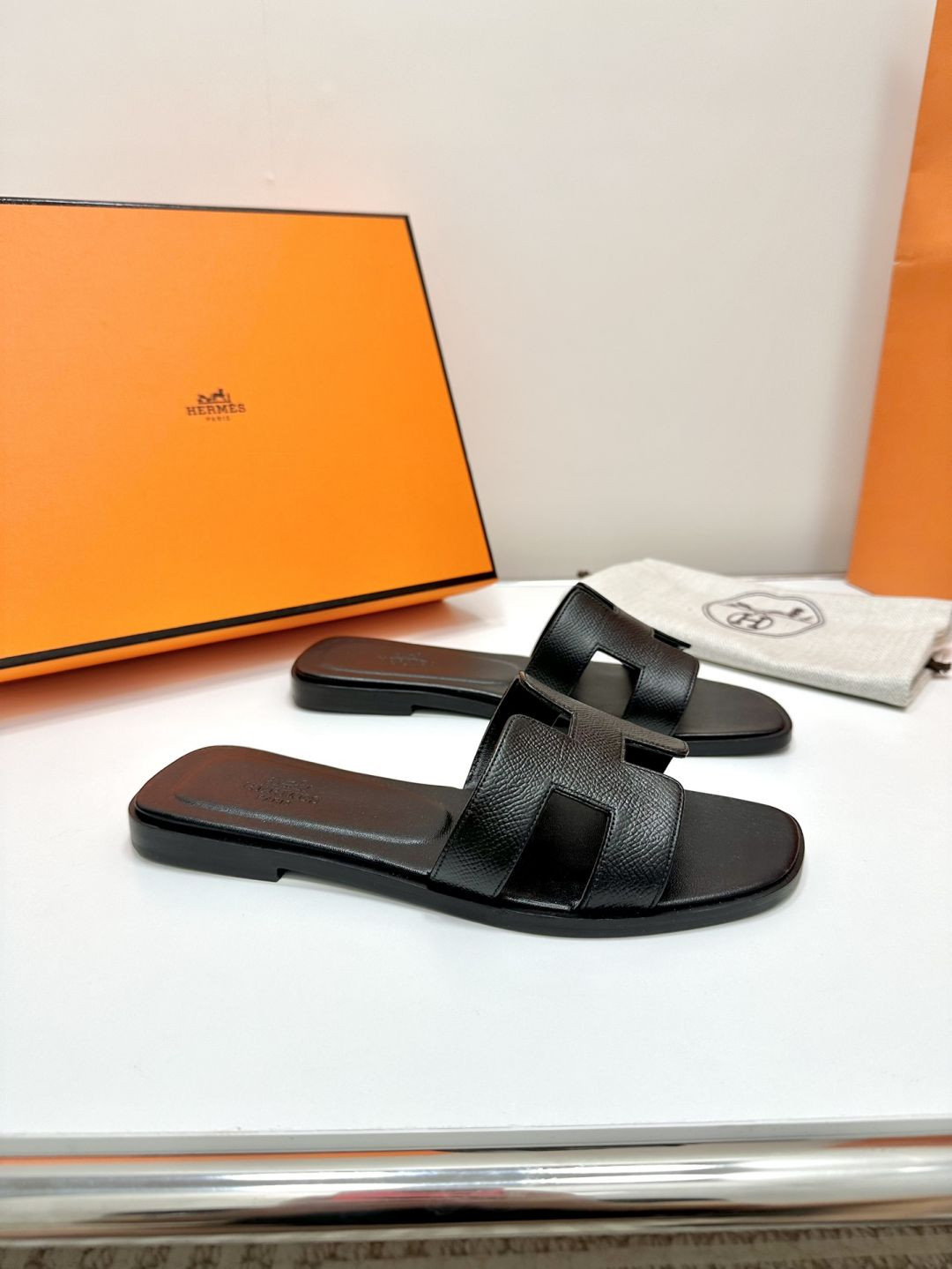 S121520 BLACK Hermes Slippers