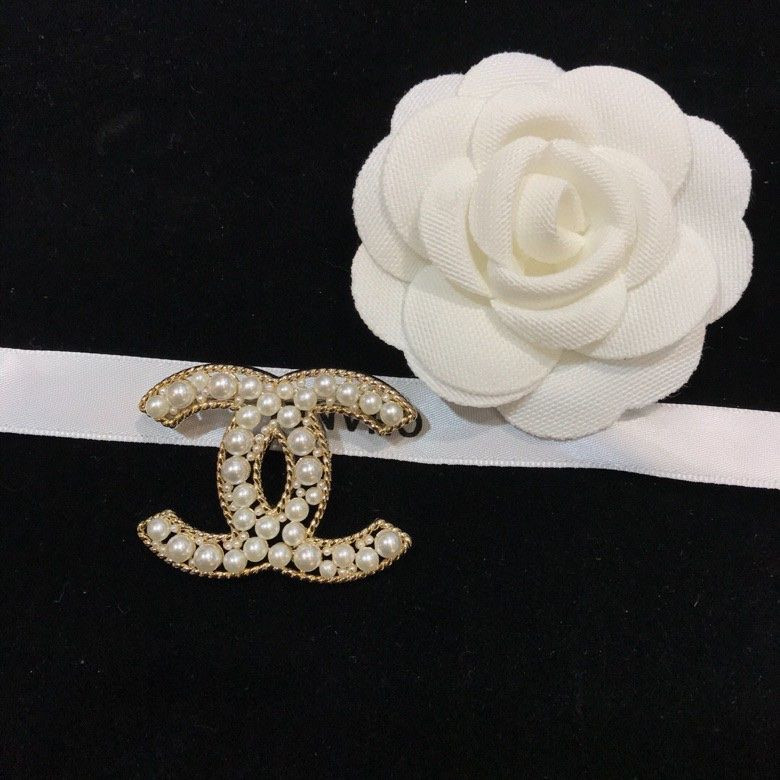 S30822 GOLD PEARL CHANEL BROOCH